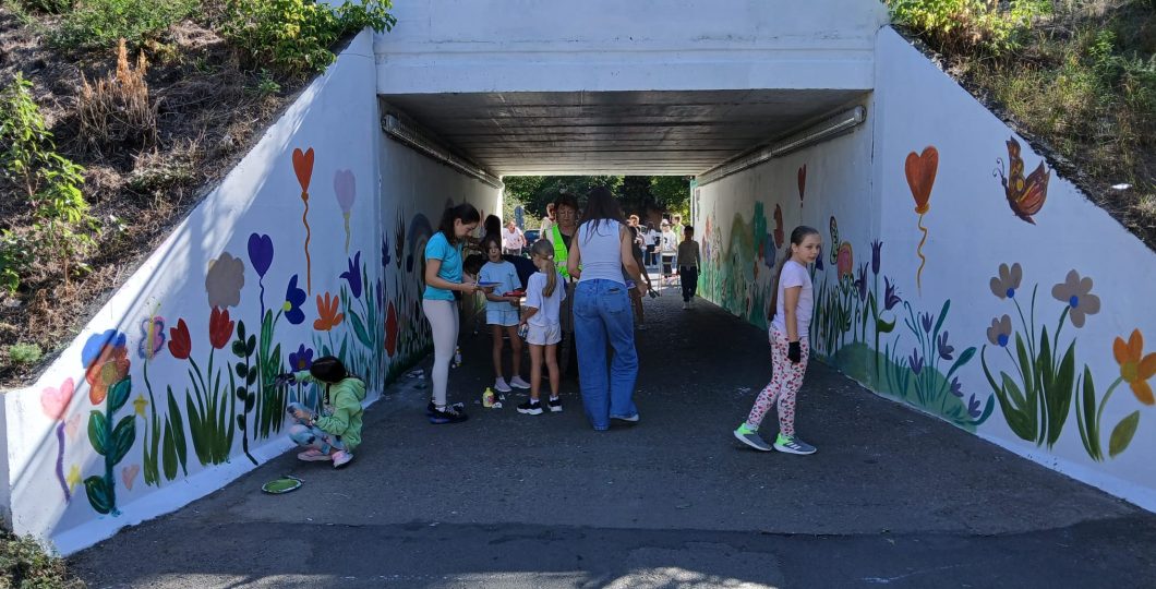Elevii LNI înfrumusețează viaductul din zona 500, sprijiniți de Asociația Micălaca – Cartierul Nostru