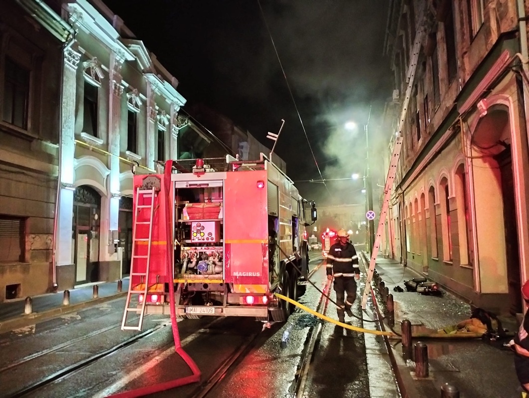 Două persoane evacuate de pompieri dintr-un incendiu cauzat de intoxicația cu fum