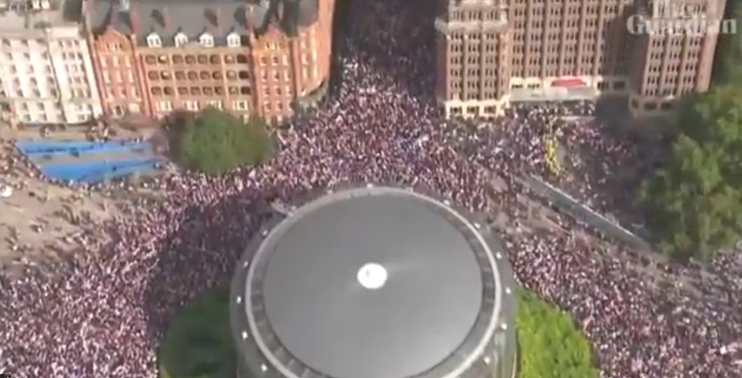 Tensiuni anti-imigrație și susținere globală pentru Tommy Robinson atrag 110.000 de participanți