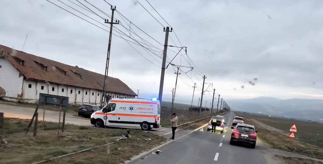 biciclist lovit de mașină, resuscitat și transportat la spital.