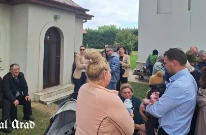 Tensiuni la biserica din Sânnicolau Mic - enoriașii au ieșit din biserică la sosirea preotului Bogdan Noghiu