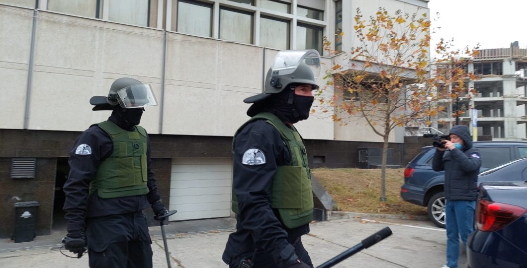 Bărbat arestat în Bistrița-Năsăud pentru fabricarea de bombe artizanale și planificarea unui atac terorist cu victime multiple.