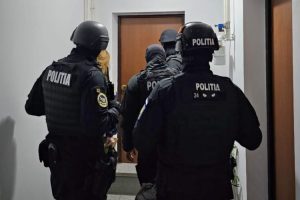 perchezitii trafic de droguri