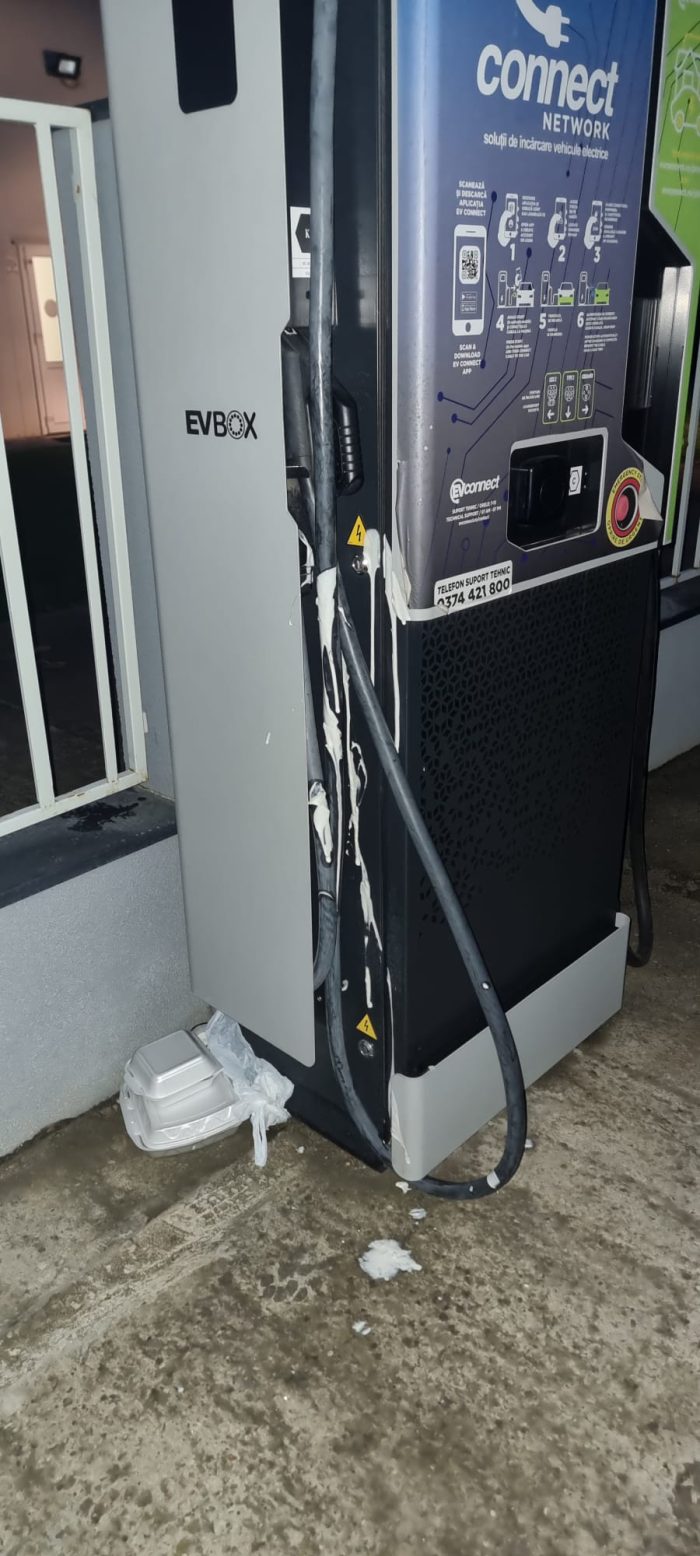 VIDEO – Cât de nesimțit să fii? Un șofer de Bolt din Arad a stropit cu sos o stație de încărcare din Aradul Nou și a plecat, probabil, fericit