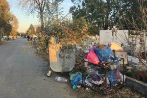 mizerie morminte cimitir