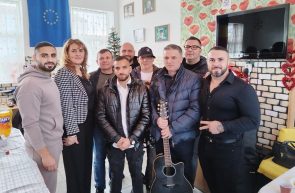 Deținuți de la Penitenciarul Arad au colindat vârstnicii de la Centrul de îngrijire DAS