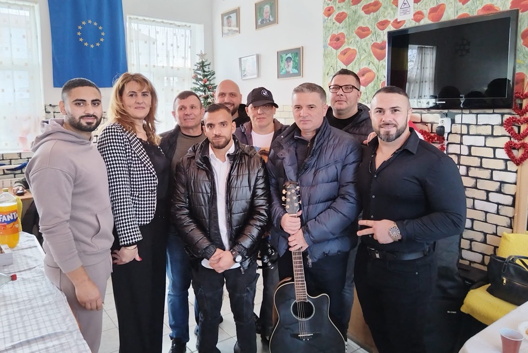 Photo for the article Deținuți de la Penitenciarul Arad au colindat vârstnicii de la Centrul de îngrijire DAS