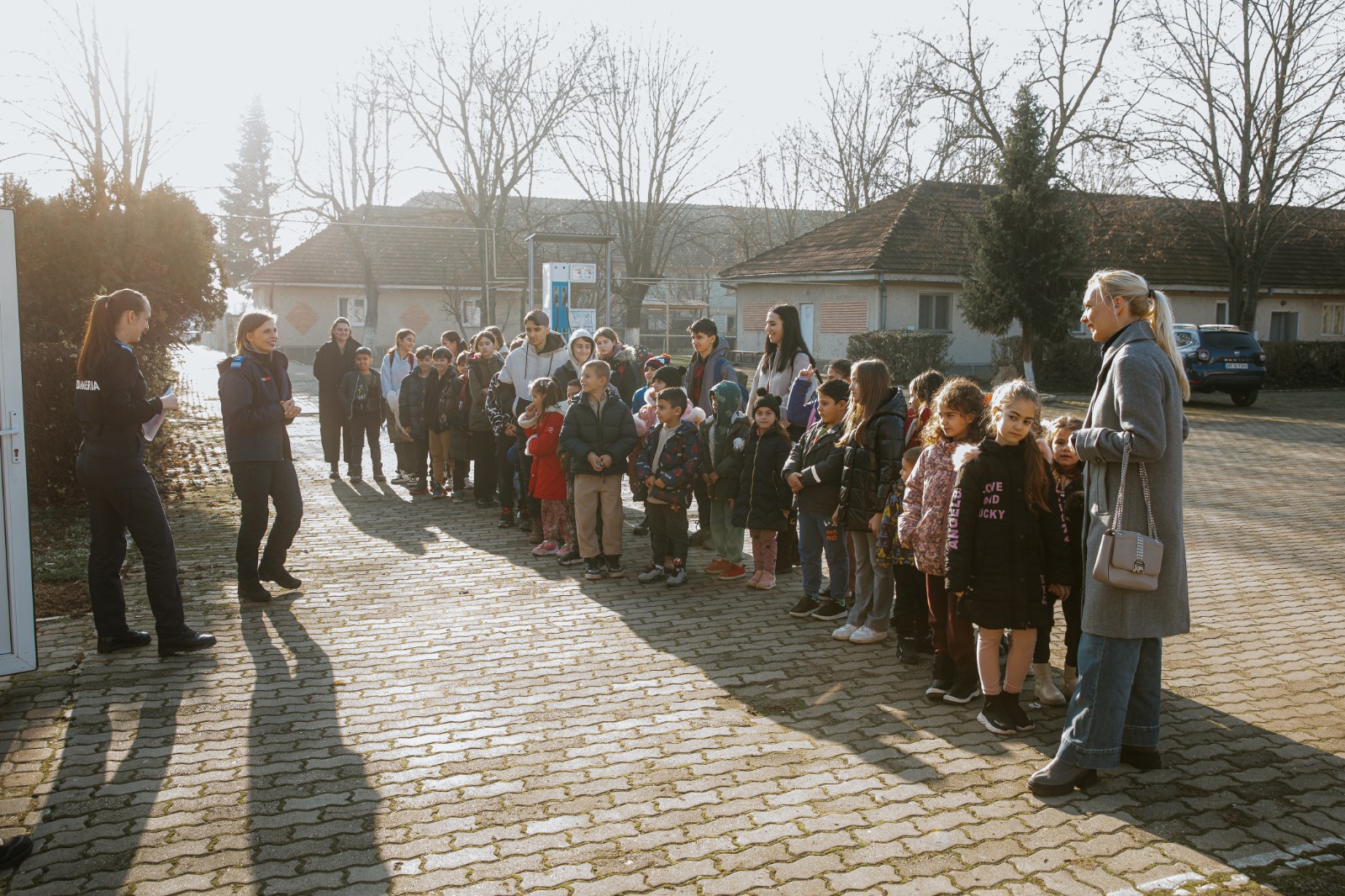 Jandarmeria Arad si Gradinita P.P. Little Star din Arad actiune umanitara pentru copii 1
