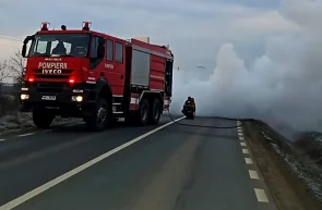 Mașină în flăcări la intrarea în Horia dinspre Arad
