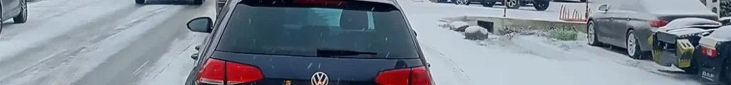 Primii fulgi, primele tamponări pe zăpadă - accident