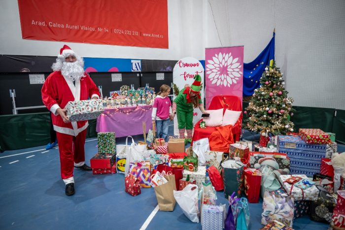 Photo for the article „Crăciunul pentru toți copiii”, cu peste 1.000 de participanţi. Emoții și speranțe pentru cei mici, cu nevoie speciale, din Arad