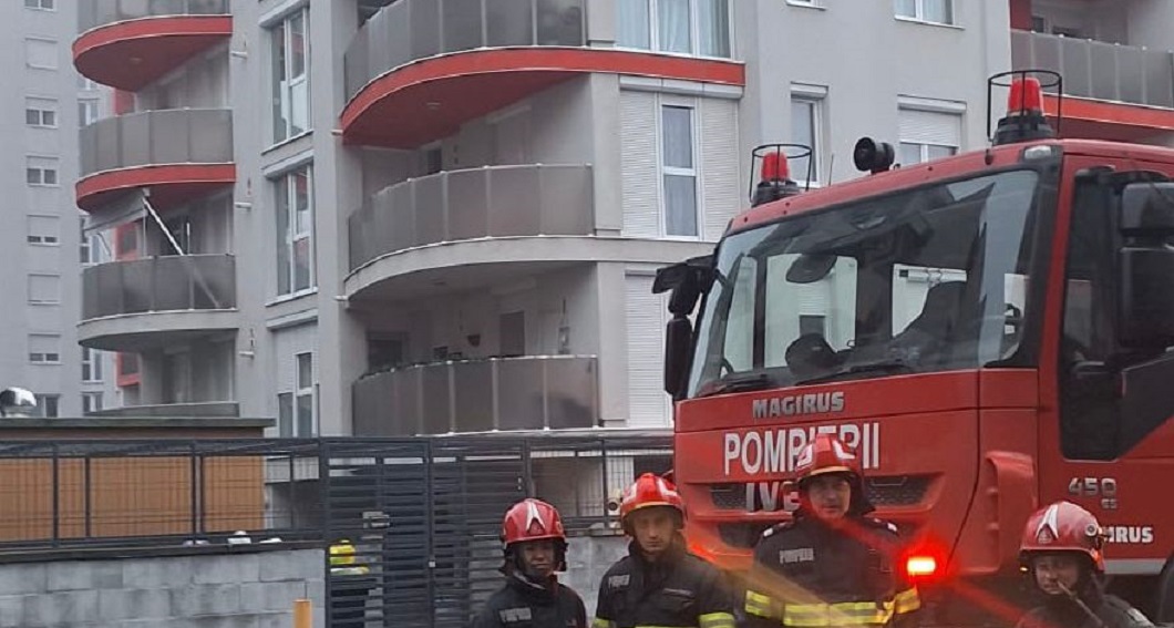 Fum gros pe casa scării într-un bloc de zece etaje din Arad