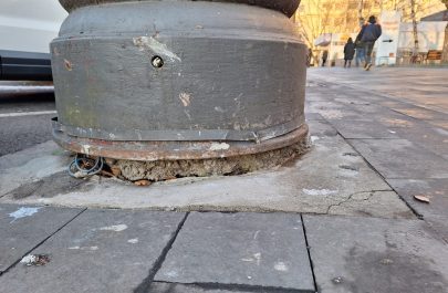 granit și stâlp de iluminat cârpeli