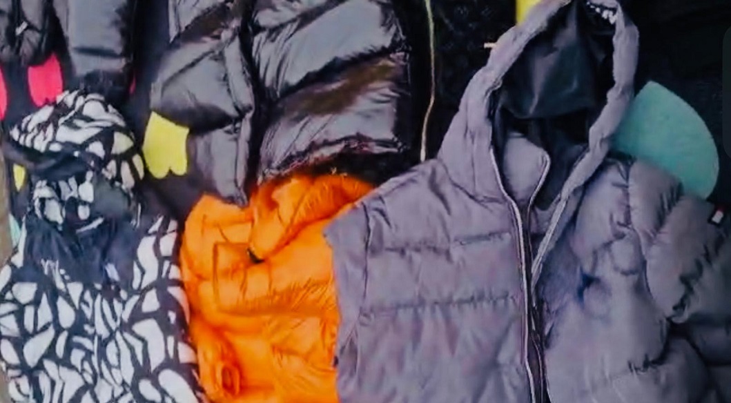 Poza pentru articolul VIDEO: Jandarmii arădeni au confiscat din Obor haine care imitau branduri de renume