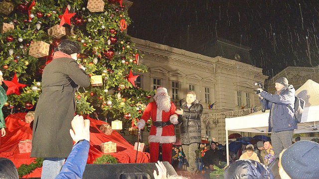 Moș Nicolae aduce restricții de circulație în apropierea Primăriei din Arad