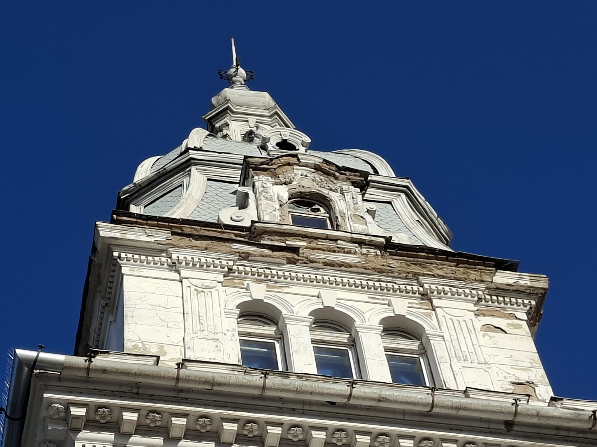 Palatul Cenad turn deteriorat