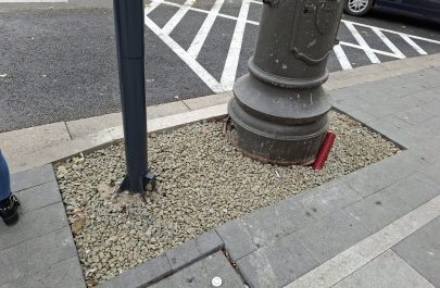 pietre în jurul stâlpului de iluminat