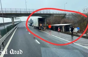 Camion răsturnat pe A1, în zona aeroportului. Traficul este îngreunat