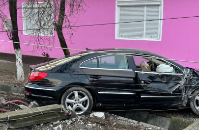 Două mașini au intrat într-un stâlp la Pâncota. O tânără de 26 de ani, transportată la spital (1)