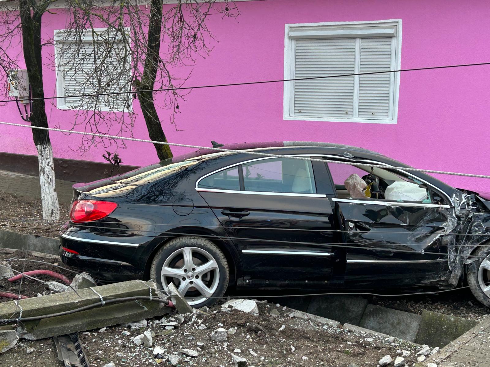 Poza pentru articolul 💥 Două mașini au intrat într-un stâlp la Pâncota. O tânără de 26 de ani, transportată la spital