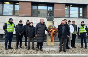 Școala Profesională ASTRA a depus o coroană de flori la bustul lui Alexandru Ioan Cuza, în fața IPJ Arad