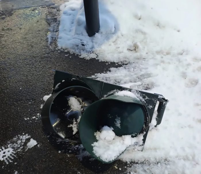 Poza pentru articolul Pericol în trafic: semafor căzut la intersecția străzilor Pădurii cu Dorobanților, în Arad