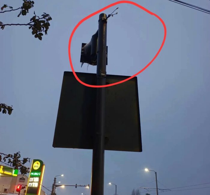 Poza pentru articolul Pericol în trafic: semafor căzut la intersecția străzilor Pădurii cu Dorobanților, în Arad