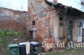 Casa dărăpănată vârful cu dor