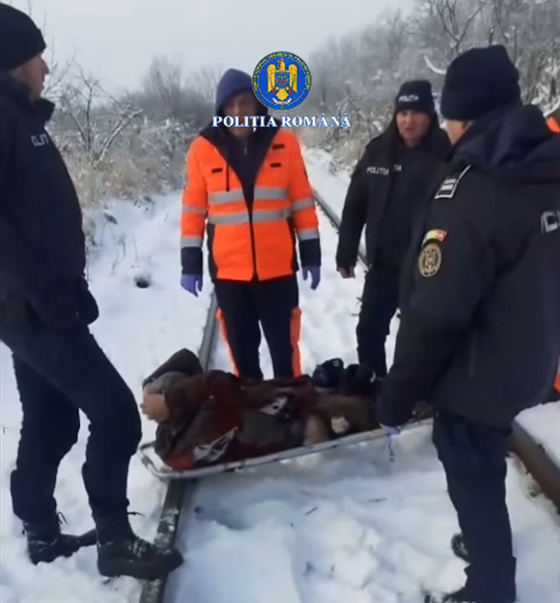 Bărbat salvat de polițiști, găsit aproape degerat lângă calea ferată din Vlaicu