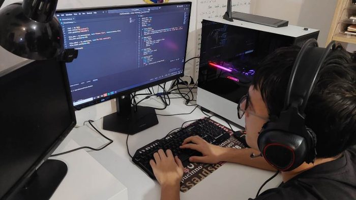 Poza pentru articolul Inovație arădeană pentru radiouri, prezentată la Budapesta. Doi elevi arădeni la „