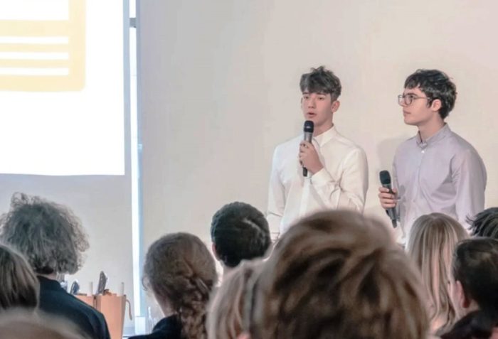 Poza pentru articolul Inovație arădeană pentru radiouri, prezentată la Budapesta. Doi elevi arădeni la „