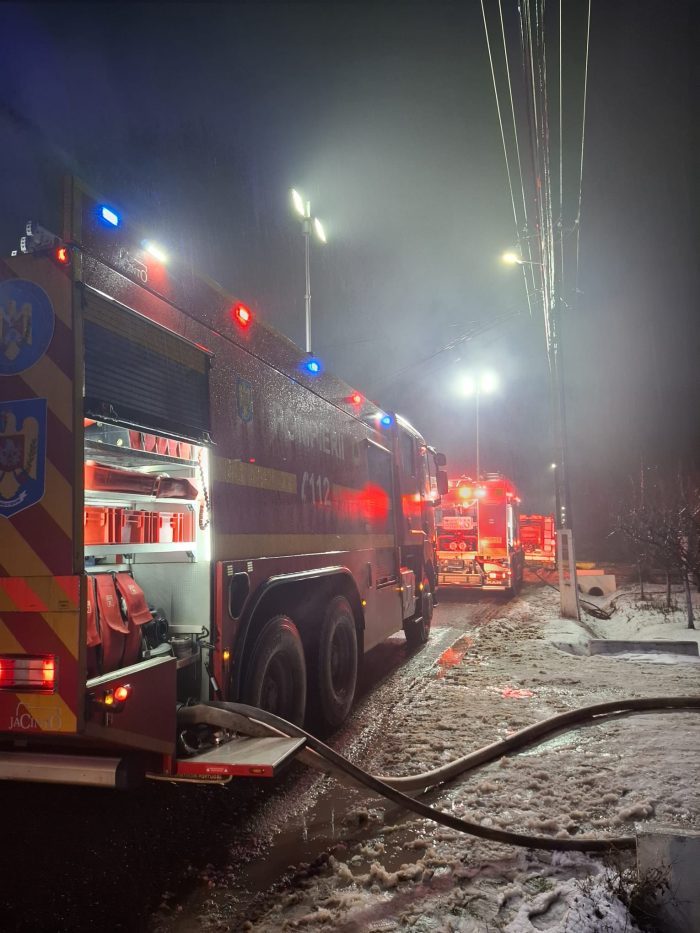 Poza pentru articolul Incendiu în localitatea Felnac: o anexă gospodărească și acoperișul unei locuințe, afectate de flăcări