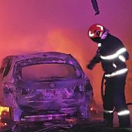 🔥 Incendiu la un garaj din Adea, în toiul nopții. Un autoturism a ars complet