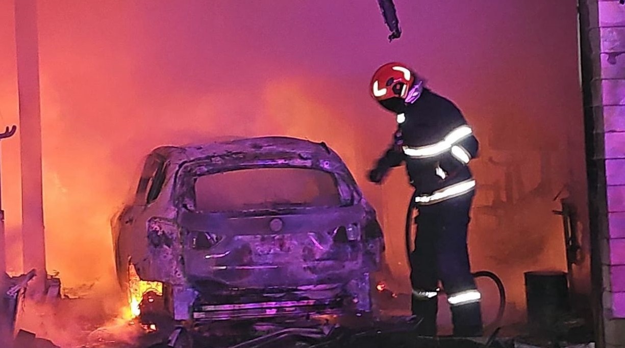 Incendiu în toiul nopții la un garaj din Adea: un autoturism a fost distrus complet.
