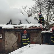 🔥Incendiu la o anexă de pe strada Remus. Pompierii au evacuat mai multe animale
