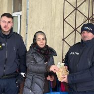 Polițiștii arădeni au recuperat un portmoneu pierdut în sala de așteptare a Gării din Aradul Nou
