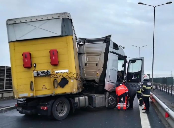Poza pentru articolul Un TIR a blocat autostrada în zona aeroportului din Arad! Au intervenit pompierii