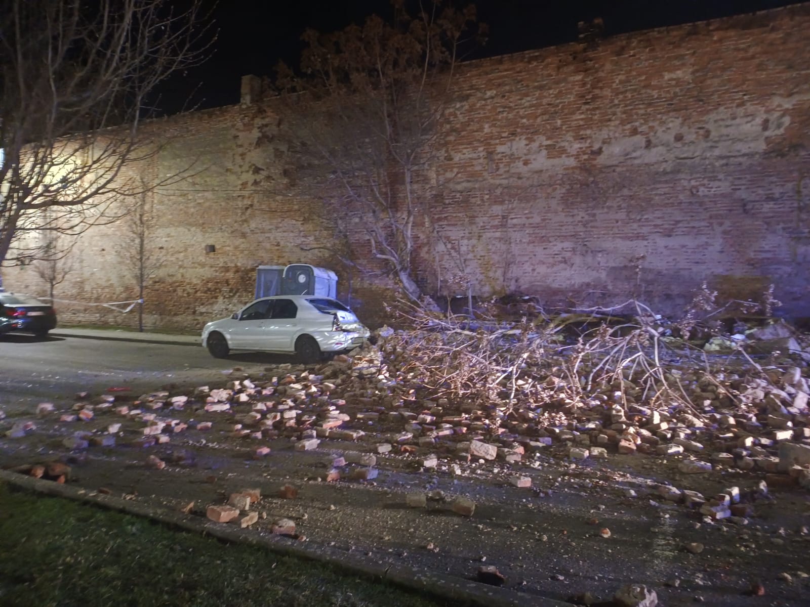 Poza pentru articolul Zidul înclinat din Parcul Reconcilierii s-a prăbușit peste mașina Poliției