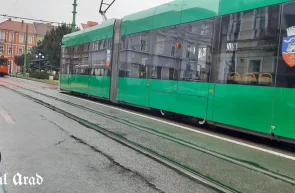 Coadă de tramvaie în centrul Aradului, din cauza unei mașini parcate neregulamentar