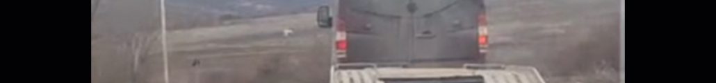 Șofer de microbuz, urmărit de o femeie pe drumurile din județul Arad, după ce i-a zgâriat mașina