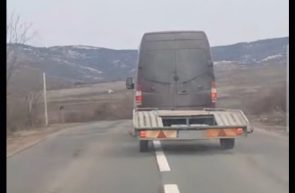 Șofer de microbuz, urmărit de o femeie pe drumurile din județul Arad, după ce i-a zgâriat mașina