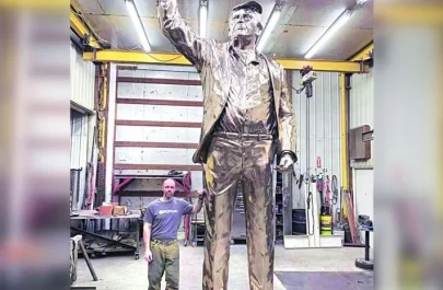 Statuia aurită a lui Donald Trump, Don Colossus