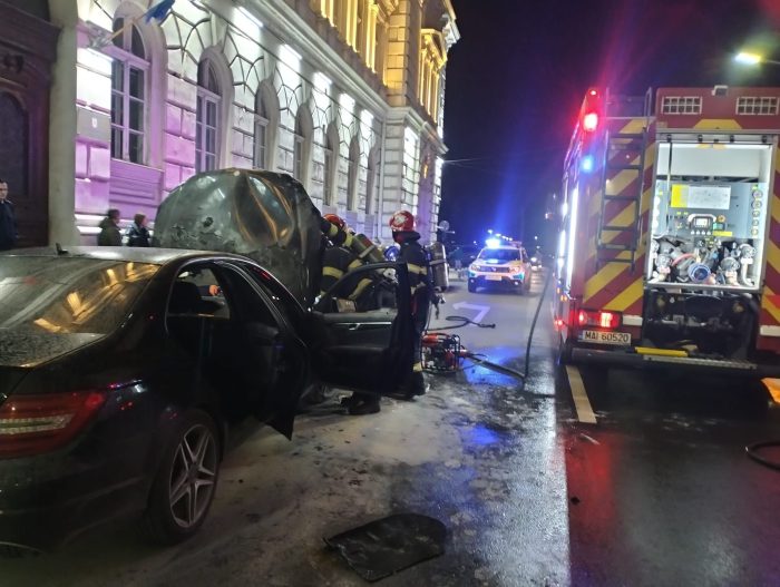 Poza pentru articolul Mașină cuprinsă de flăcări în centrul Aradului, lângă clădirea Primăriei