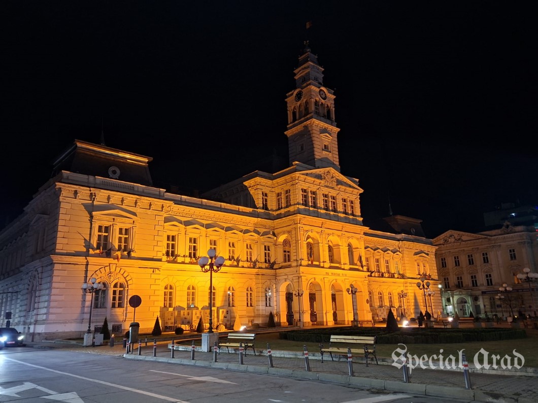 Poza pentru articolul Mesaj de susținere pentru bolnavii de cancer: Primăria Arad, luminată în portocaliu