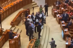 Cu scandal, huiduieli şi vuvuzele, Parlamentul a votat dislocarea temporară în România a unor echipamente şi forţe militare americane