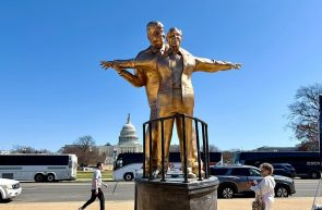 Statuie satirică cu Trump și Epstein ca Jack și Rose în Titanic