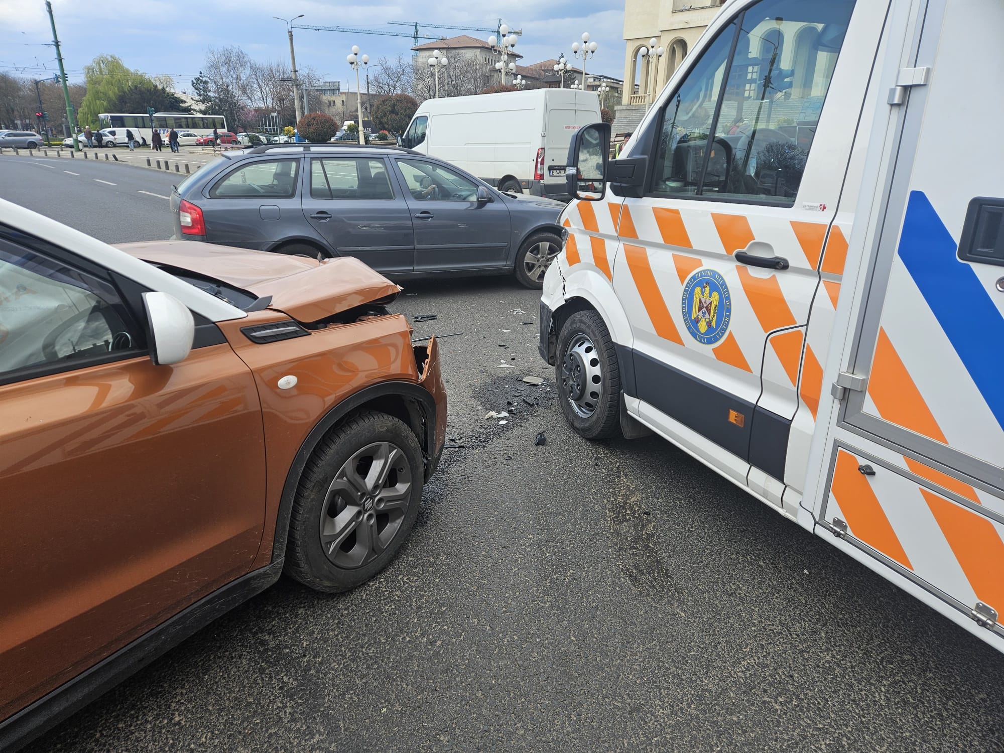 Poza pentru articolul 💥 Ambulanță aflată în misiune, cu pacient, lovită de o mașină la Podgoria