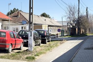 poartă pe drum public