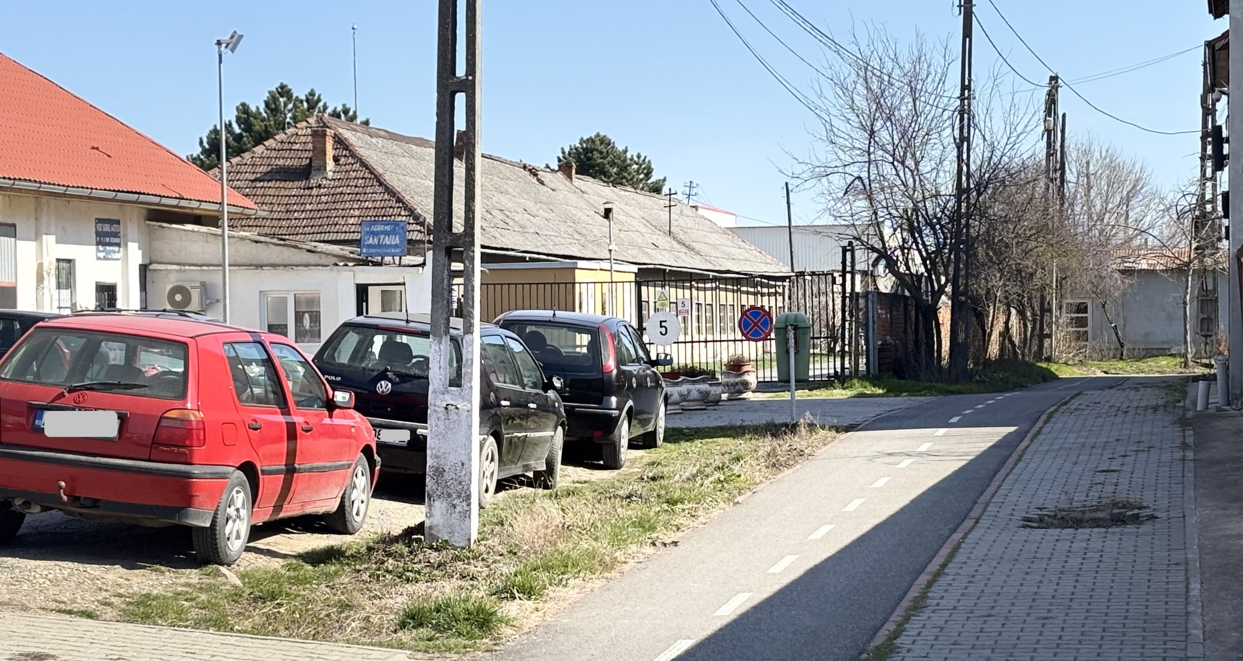 Poza pentru articolul Poartă pe domeniul public, explicații cu jumătate de măsură: cazul străzii parțial blocate din Sântana