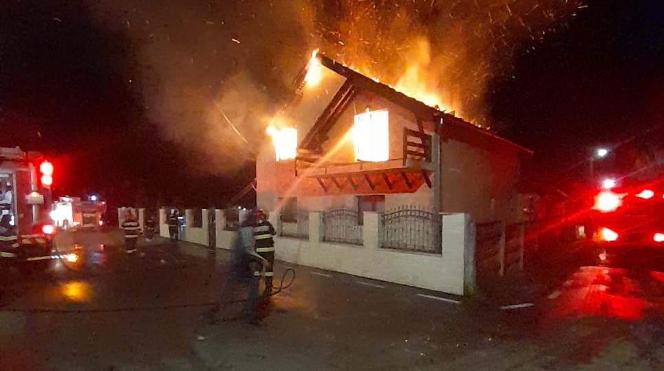 Poza pentru articolul 🔥 Mansarda unei case din satul Leasa a luat foc